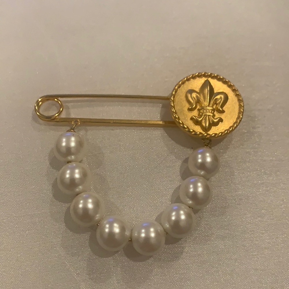 Gold with pearls pin with